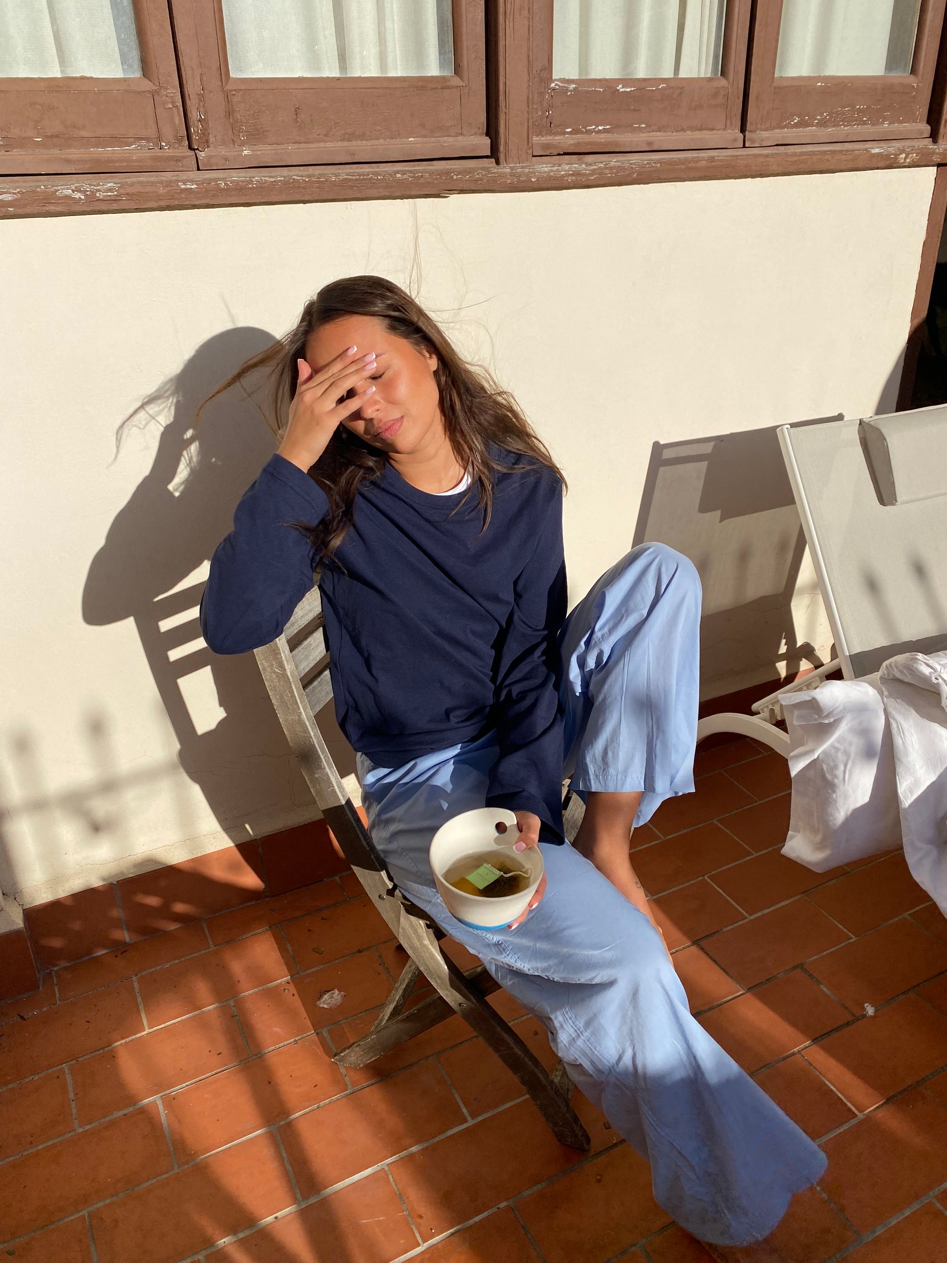 Nadia er 170 cm høj og bruger størrelse M. | lyseblå