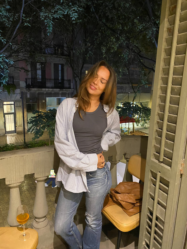 Nadia er 170 cm høj og bruger størrelse M. | mørkegrå