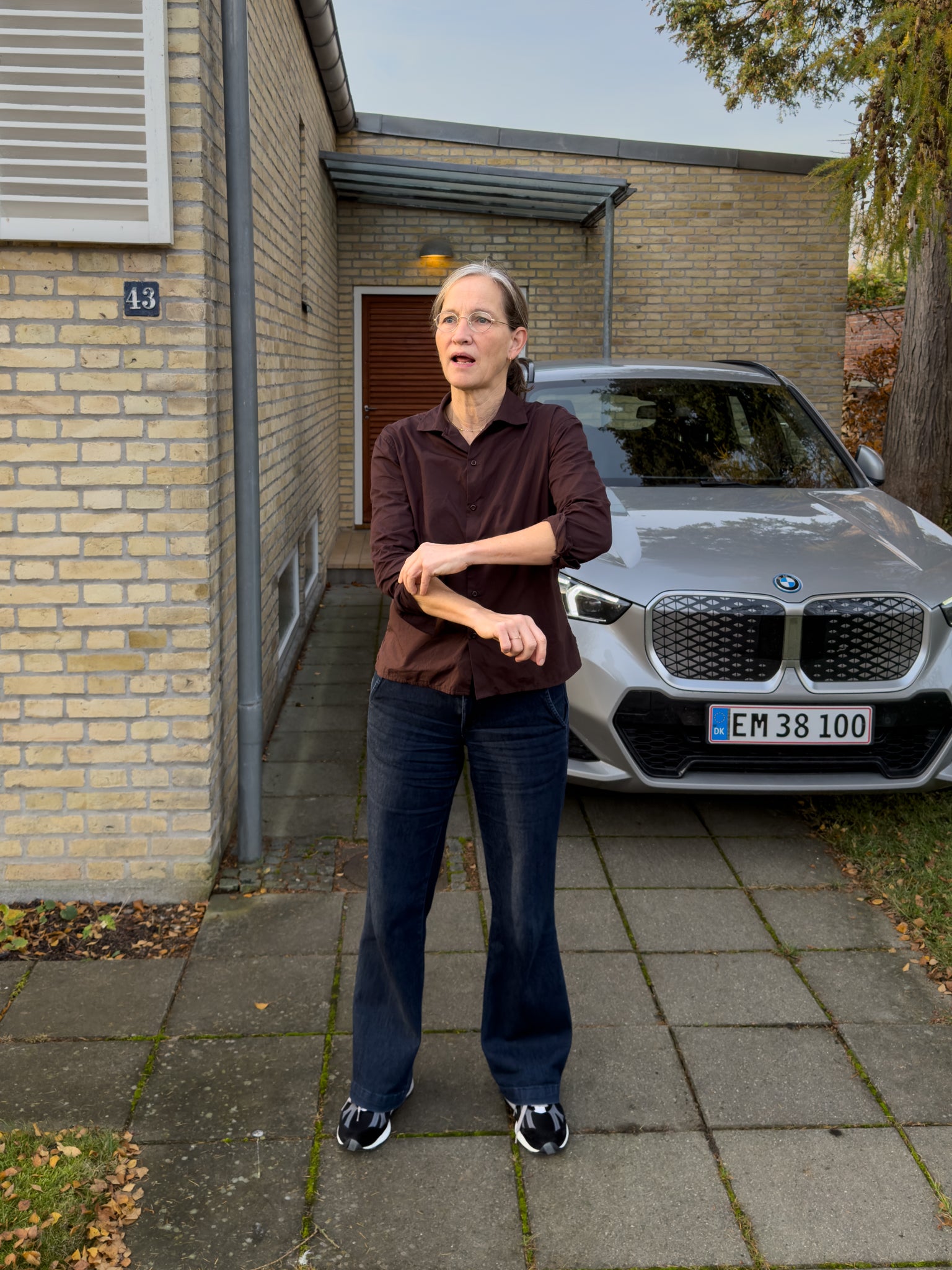 Nanna er 172 cm høj og bruger størrelse S. | mørkebrun