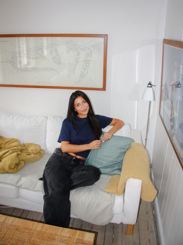 Nanna er 166 cm høj og bruger størrelse S. | mørkeblå