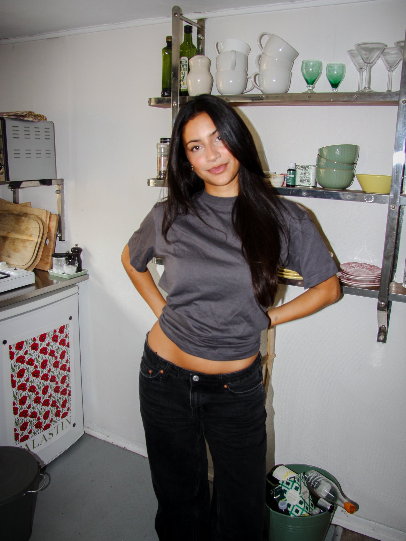 Nanna er 166 cm høj og bruger størrelse S. | mørkegrå