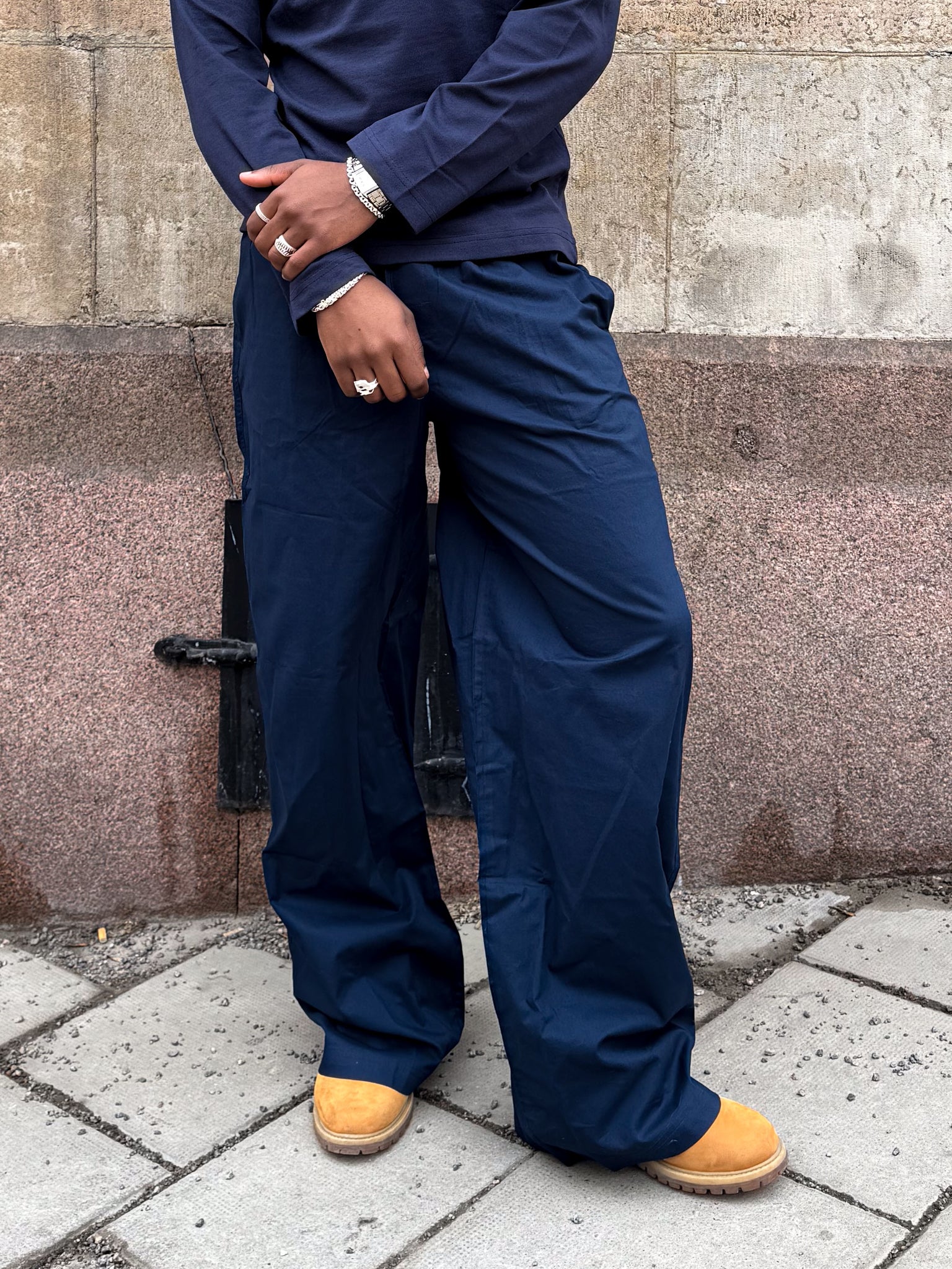 Oliver er 185 cm høj og bruger størrelse L. | mørkeblå