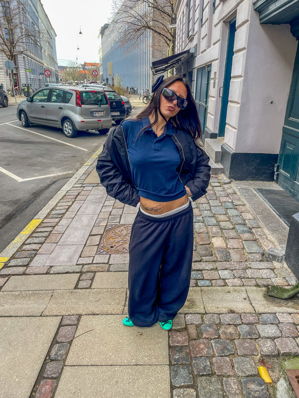 Parnoosh er 165 cm høj og bruger størrelse M. | mørkeblå