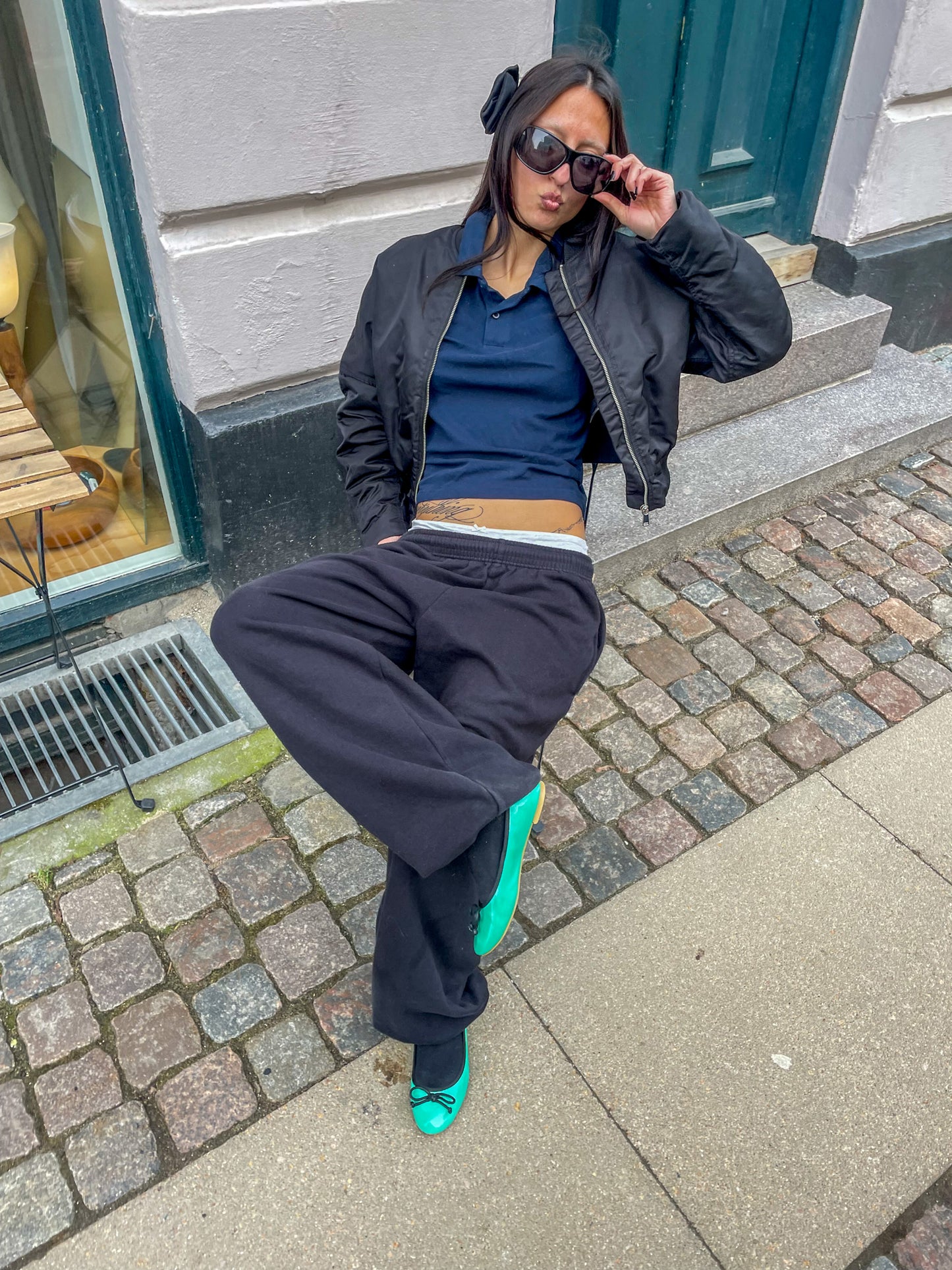 Parnoosh er 165 cm høj og bruger størrelse M. | mørkeblå