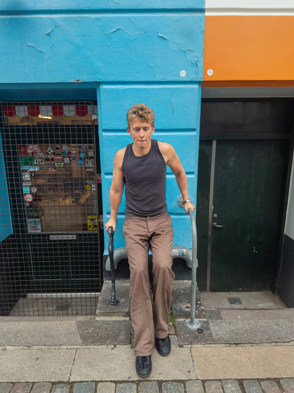 Peter er 188 cm høj og bruger størrelse XL. | mørkegrå