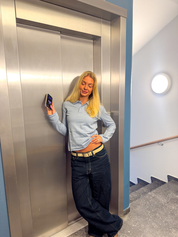 Cille er 165 cm høj og bruger størrelse S. | lyseblå