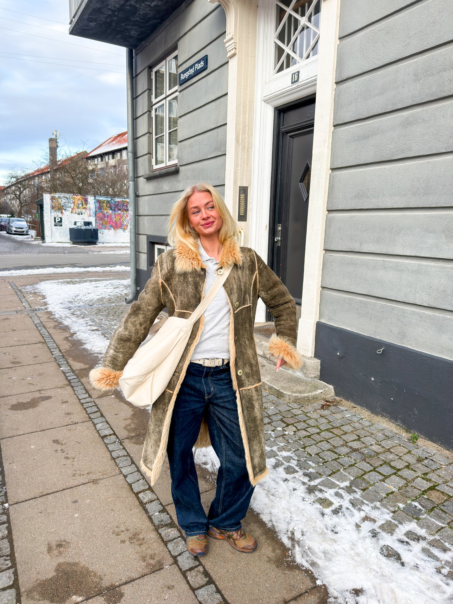 Rebecca er 169 cm høj og bruger størrelse XS. | grå