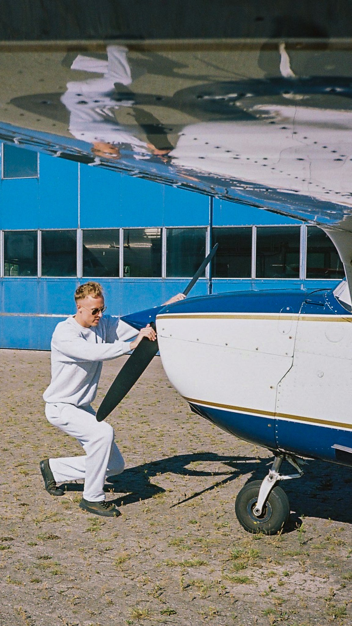 Emil er 200 cm høj og bruger størrelse XL.