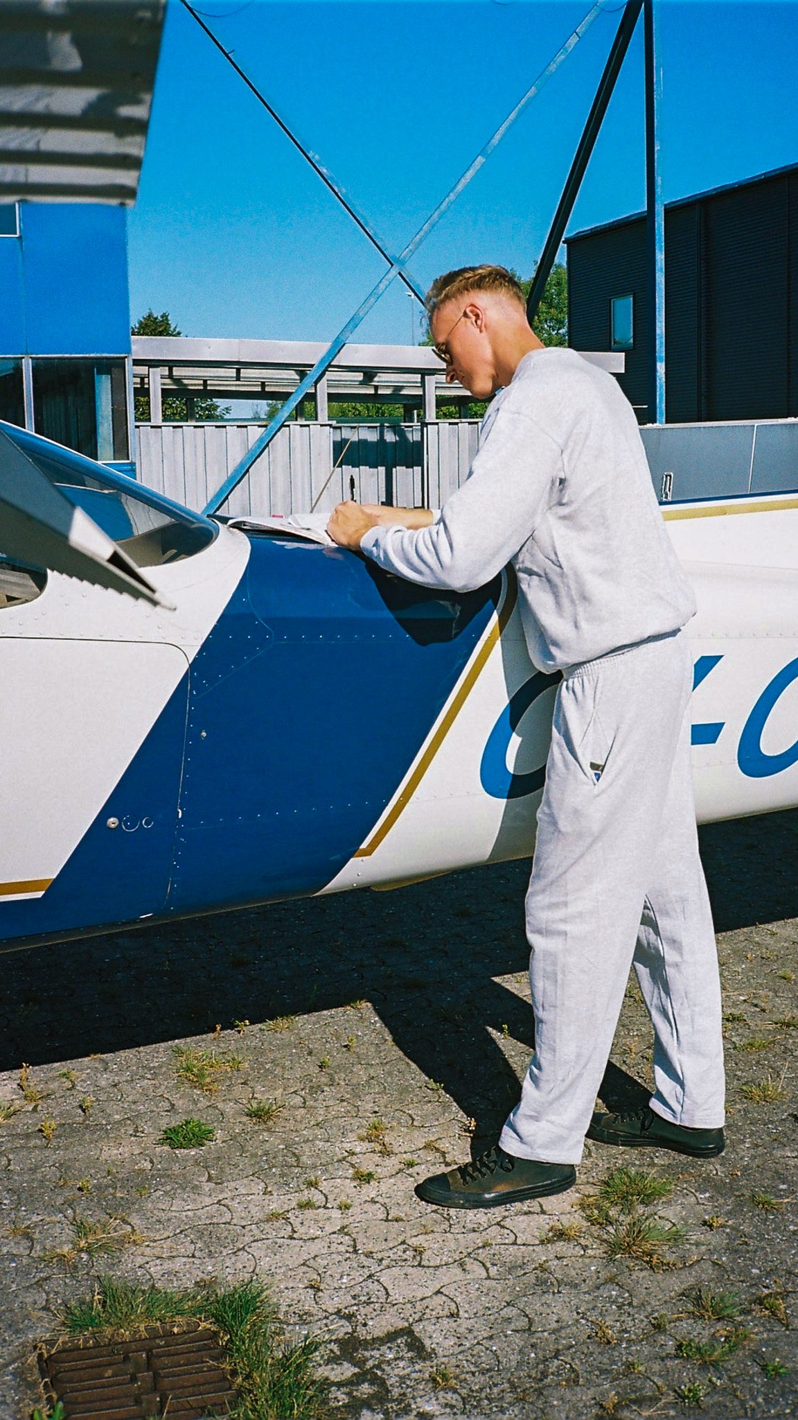 Emil er 200 cm høj og bruger størrelse XL.