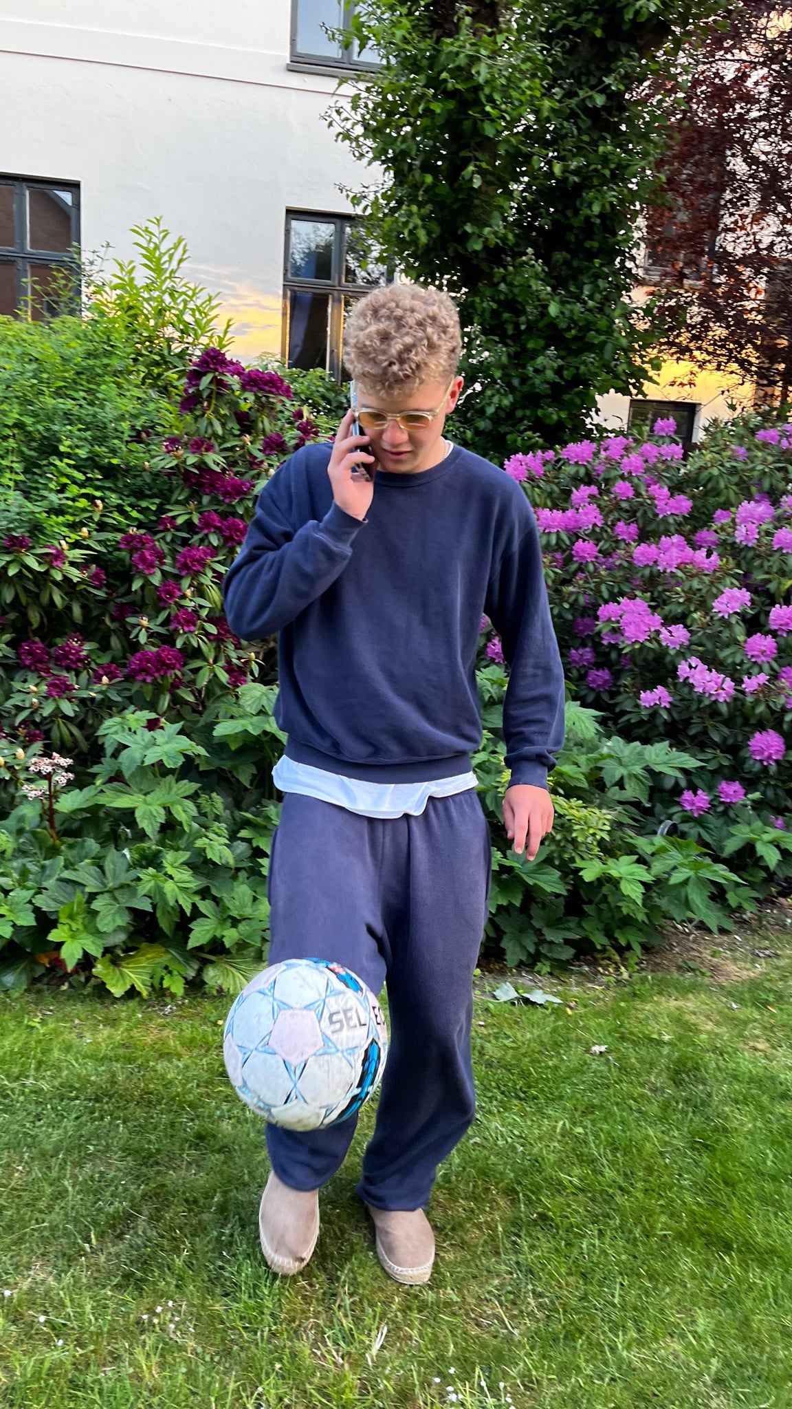Marcus er 180 cm høj og bruger størrelse L.