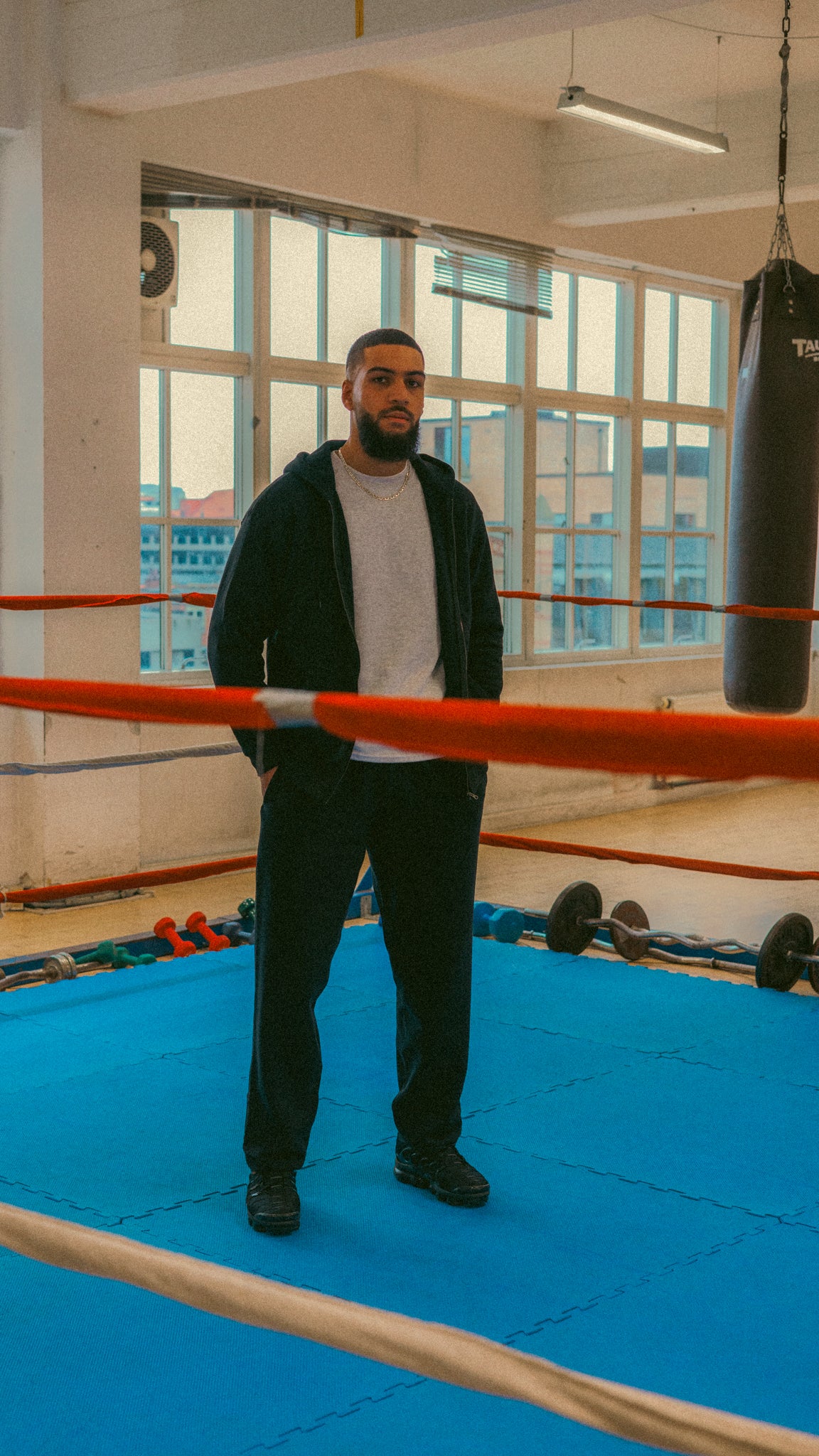 Hamza er 193 cm høj og bruger størrelse L. | grå