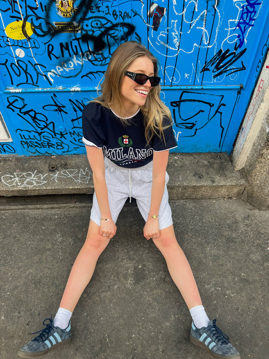 Isa er 176 cm høj og bruger størrelse S. | grå