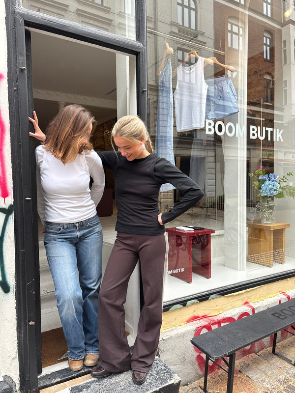 Safina (t.h.) er 165 cm høj og bruger størrelse S. | sort