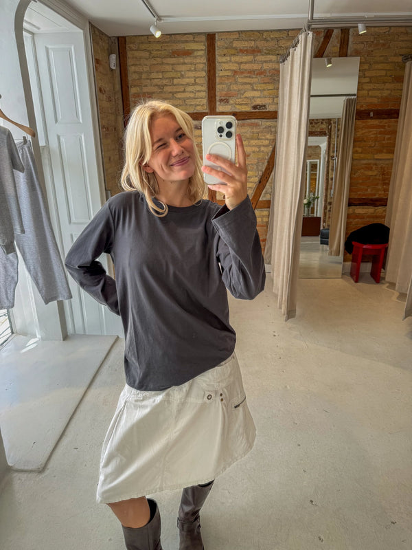 Sofie er 170 cm høj og bruger størrelse M. | mørkegrå