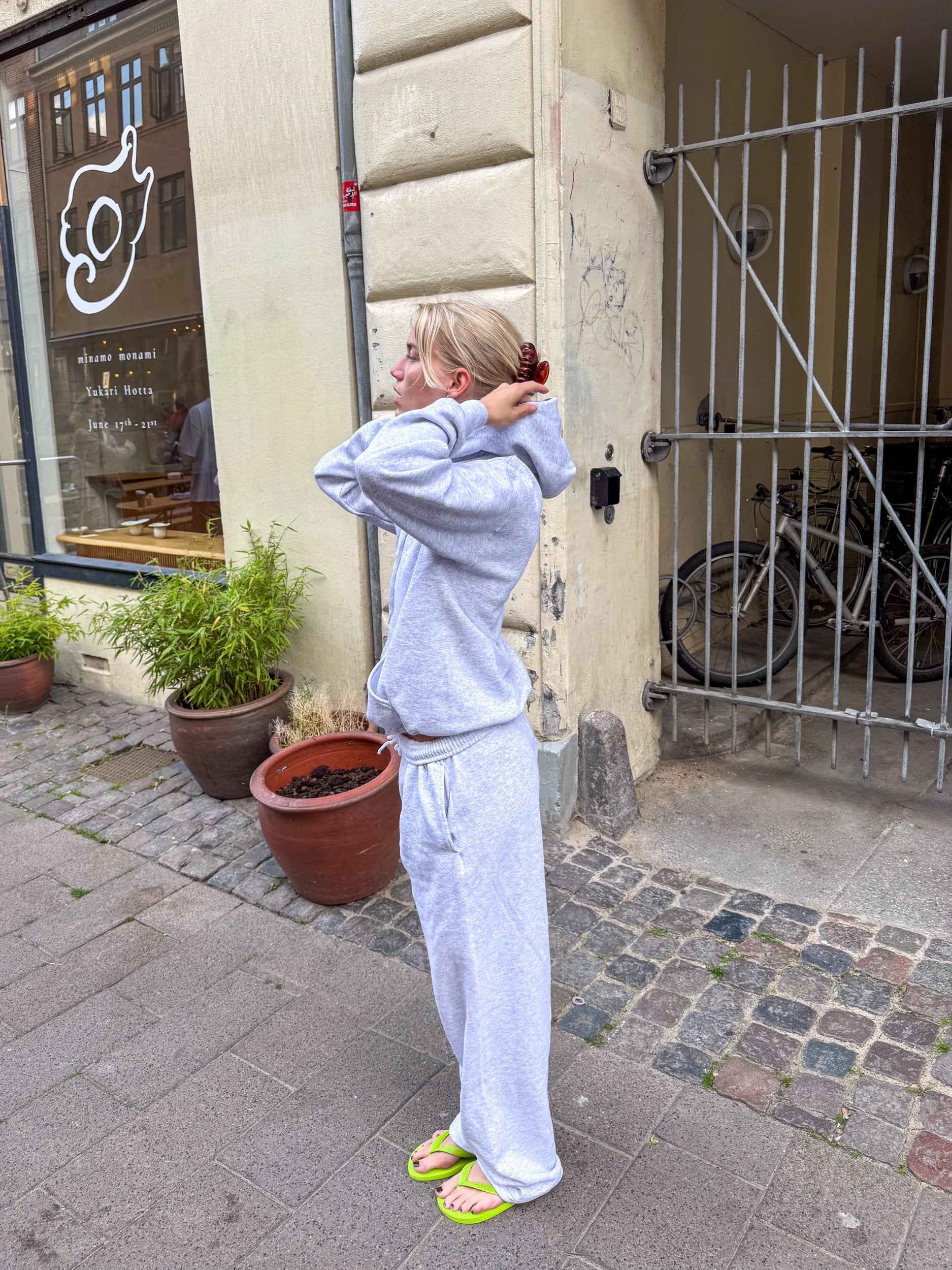Sofie er 170 cm høj og bruger størrelse S. | lysegrå