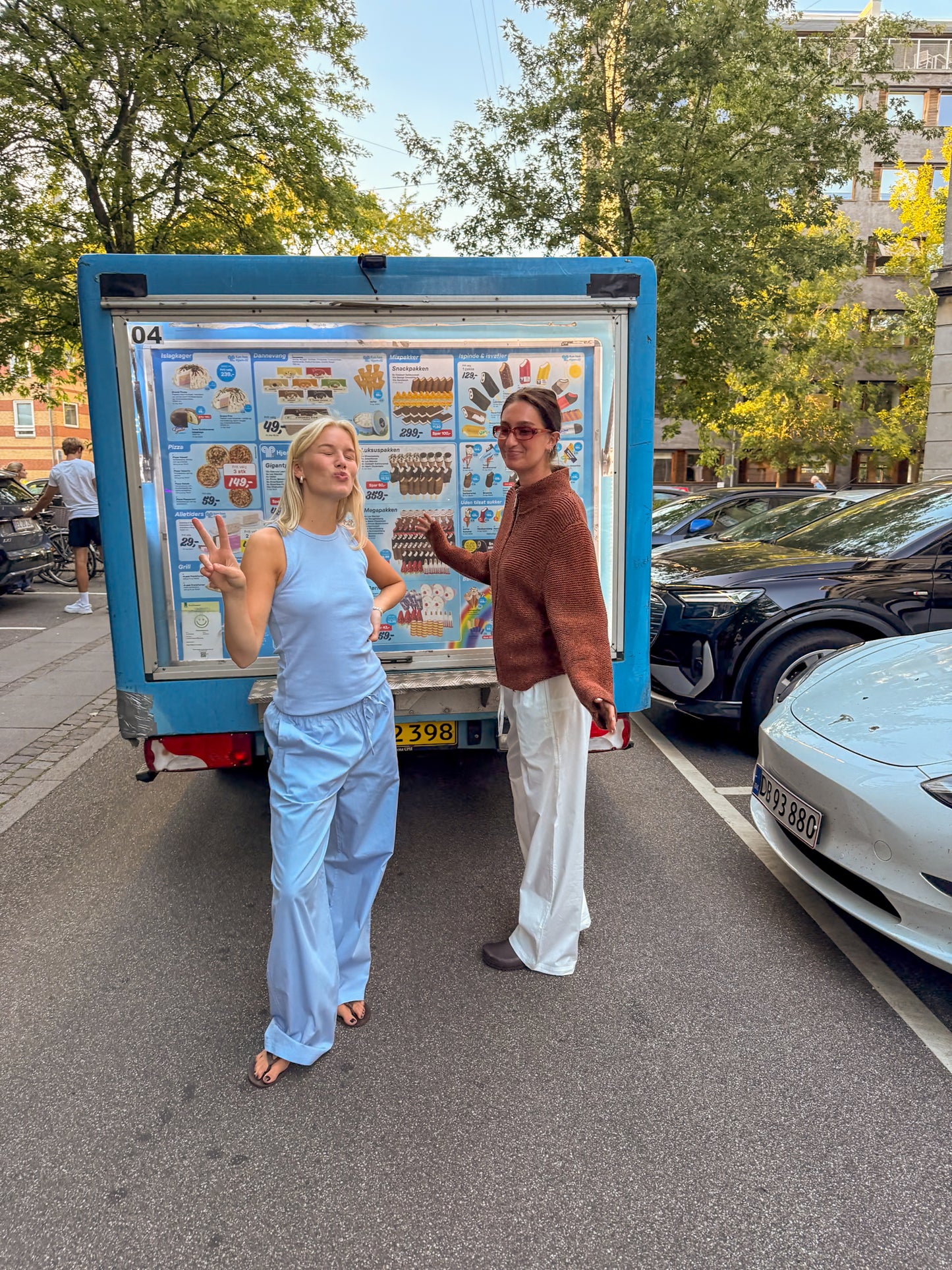 Sofie er 172 cm høj og bruger størrelse M. | lyseblå