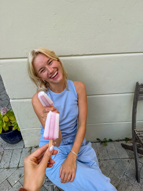 Sofie er 172 cm høj og bruger størrelse M. | lyseblå