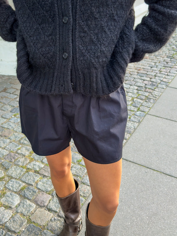 Sofie er 172 cm høj og bruger størrelse M. | sort