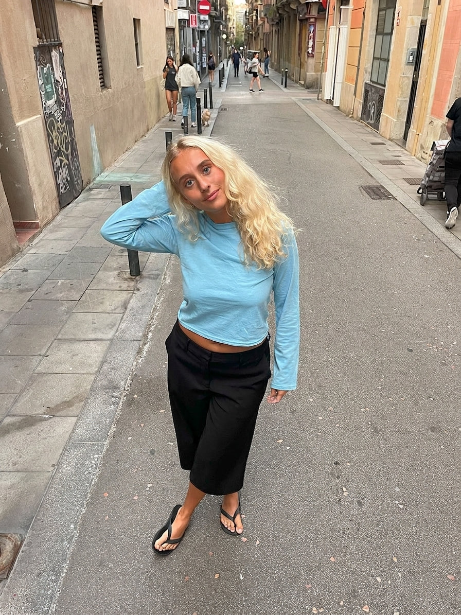 Sofie er 163 cm høj og bruger størrelse M. | lyseblå