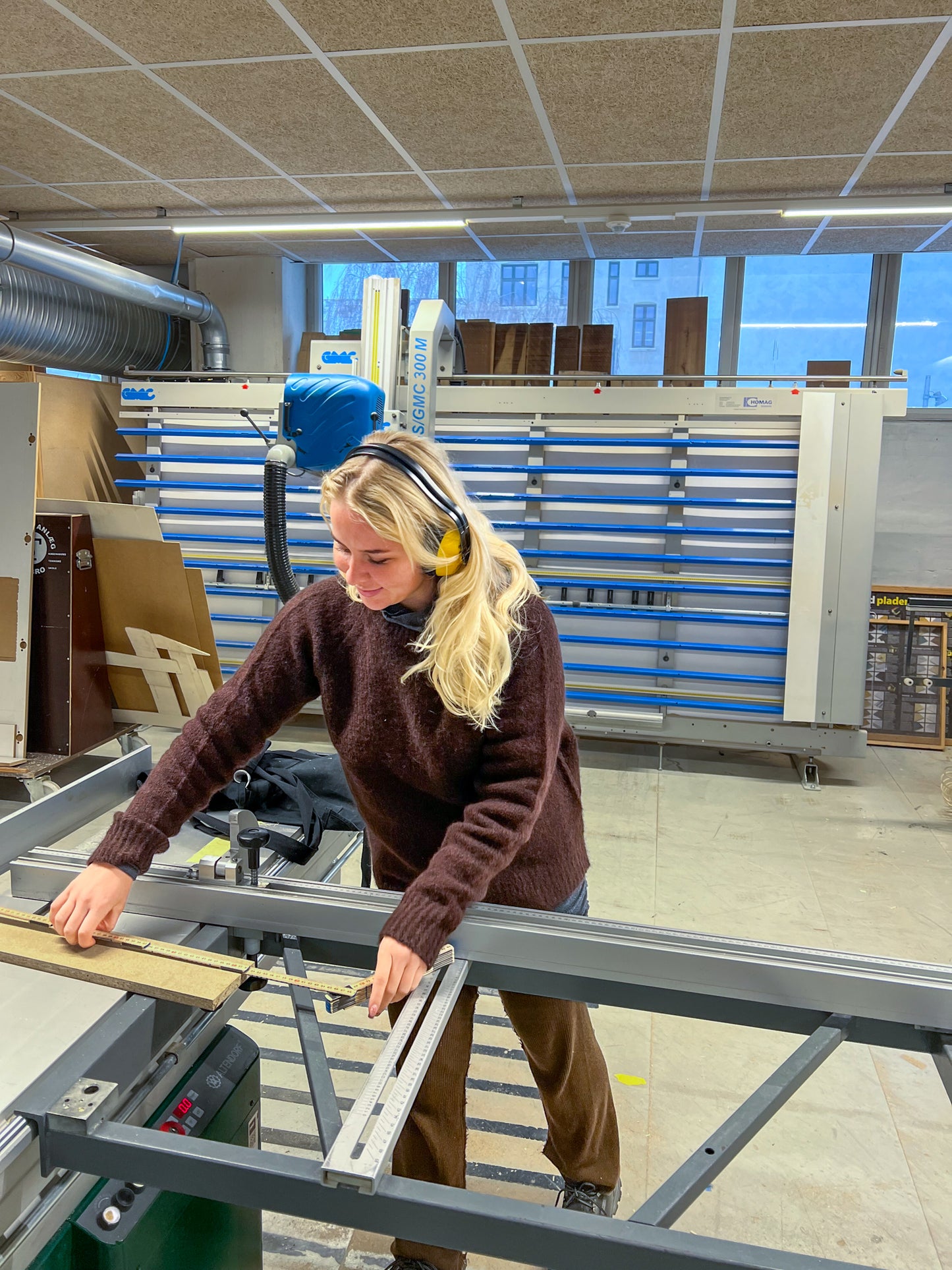 Cille er 165 cm høj og bruger størrelse S. | mørkebrun