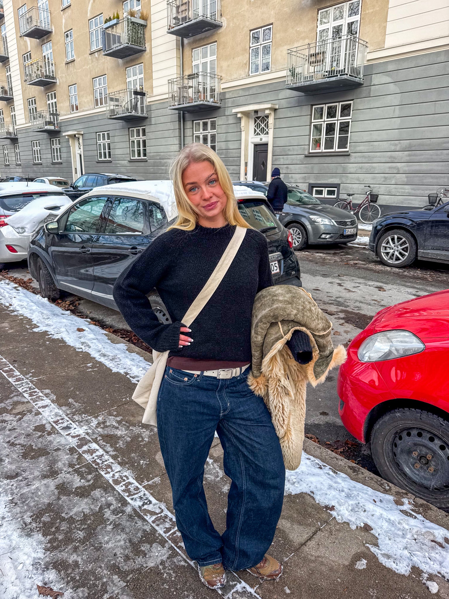 Rebecca er 169 cm høj og bruger størrelse XS. | sort