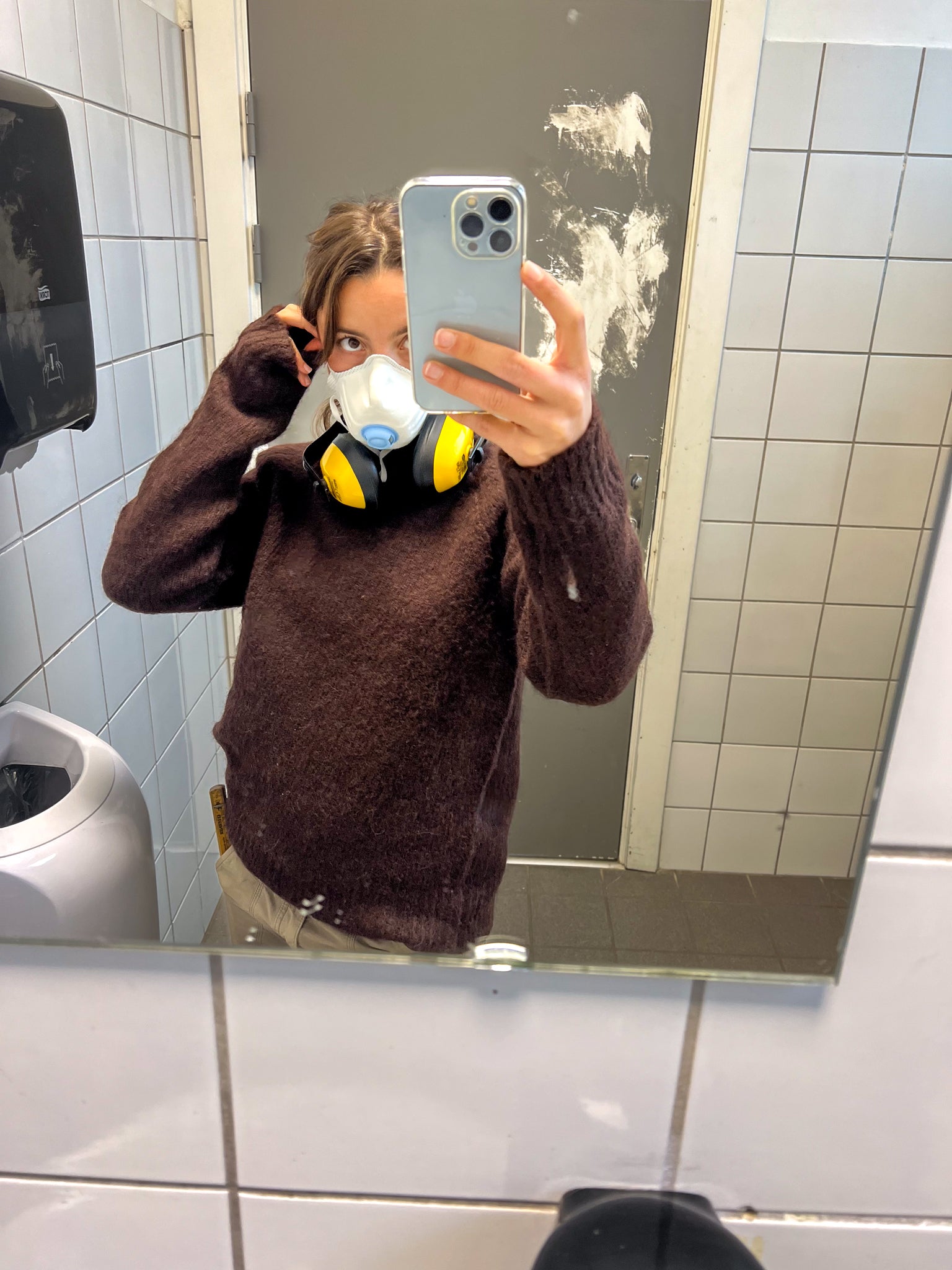 Sofie er 165 høj og bruger størrelse S. | mørkebrun