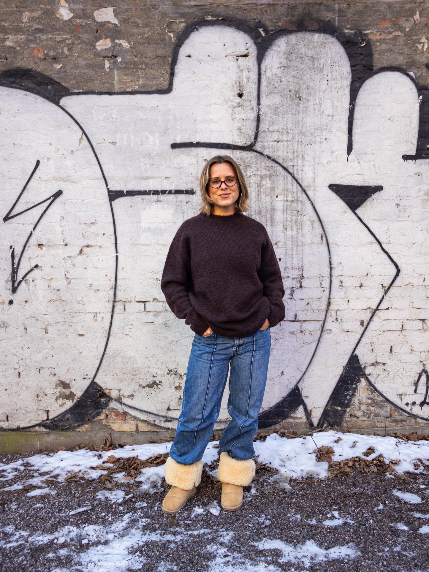 Emma er 167 cm høj og bruger størrelse L. | mørkebrun