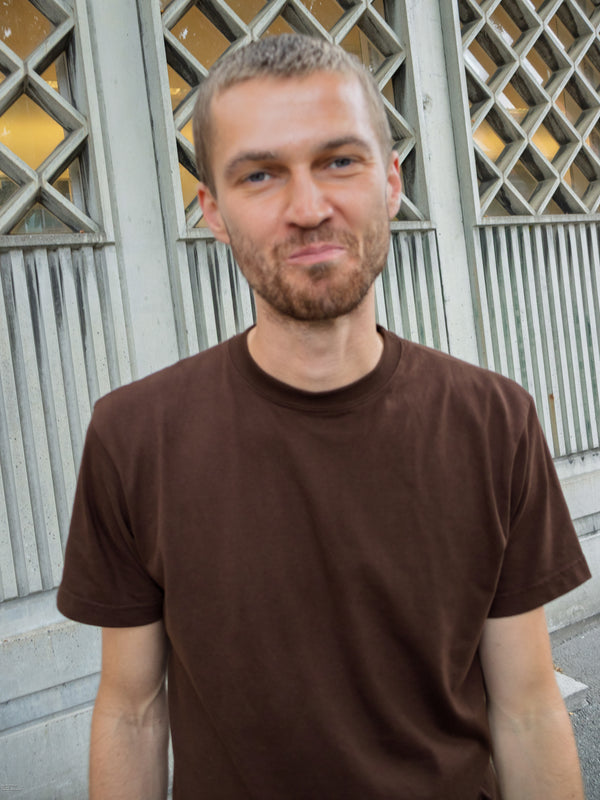 Viggo er 195 cm høj og bruger størrelse L. | mørkebrun