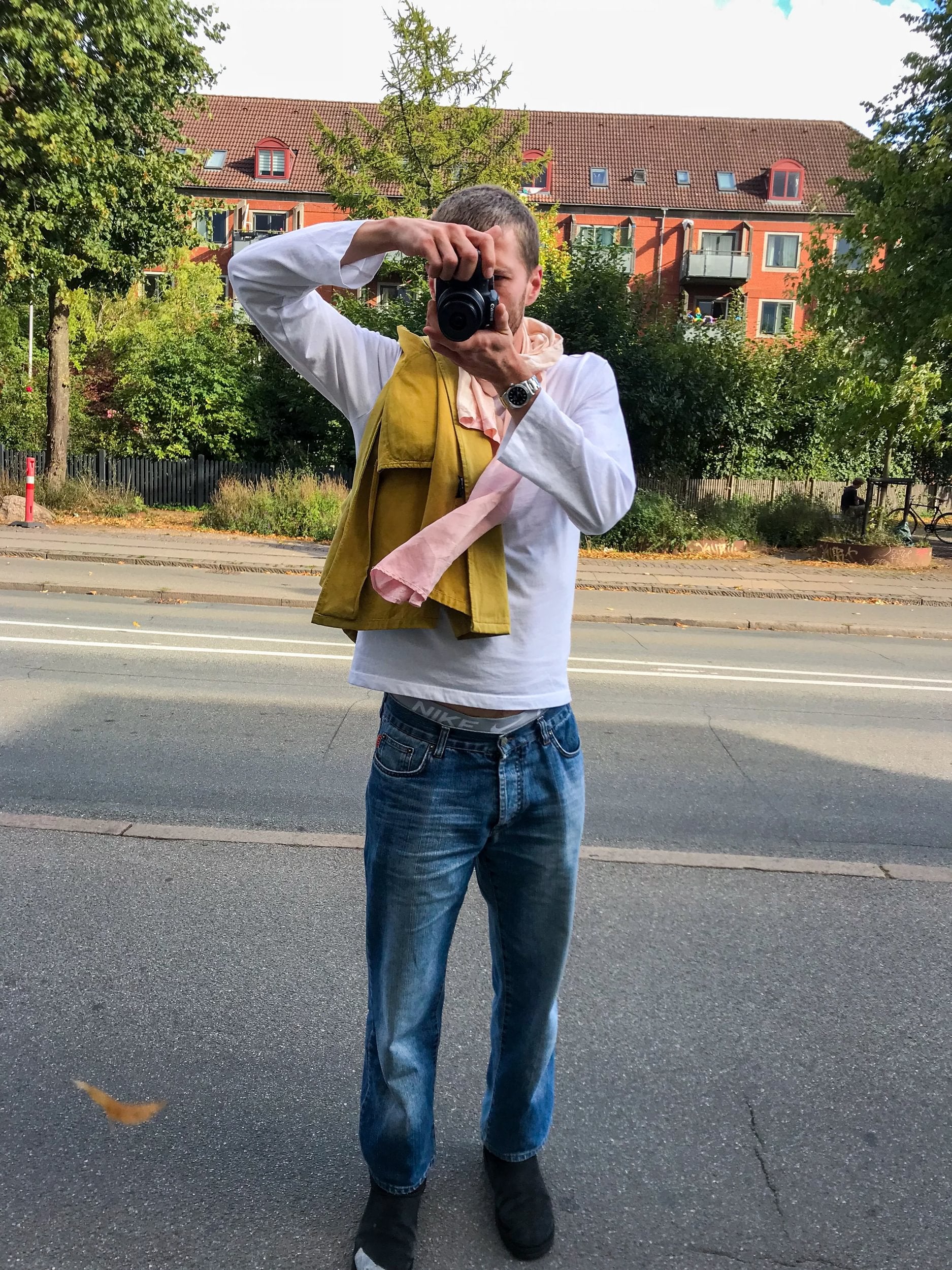 Viggo er 195 cm høj og bruger størrelse XL. | hvid