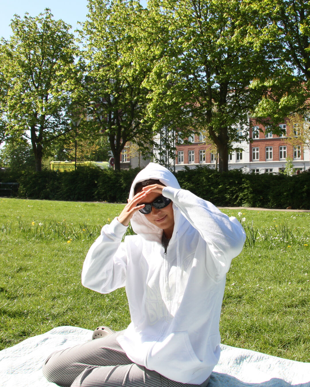 | hvid med hvidt logo