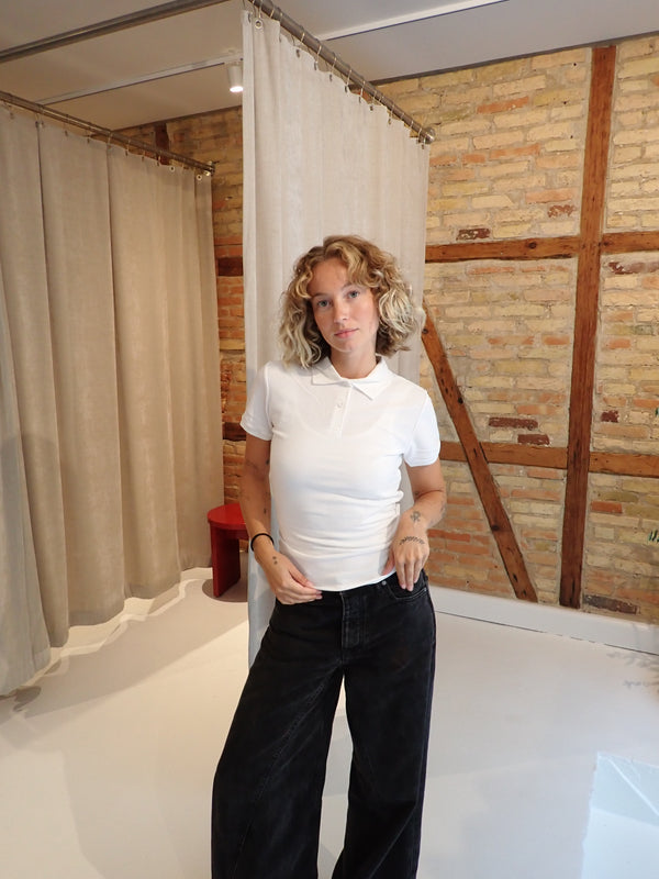 Freja er 168 cm høj og bruger størrelse XS. | hvid