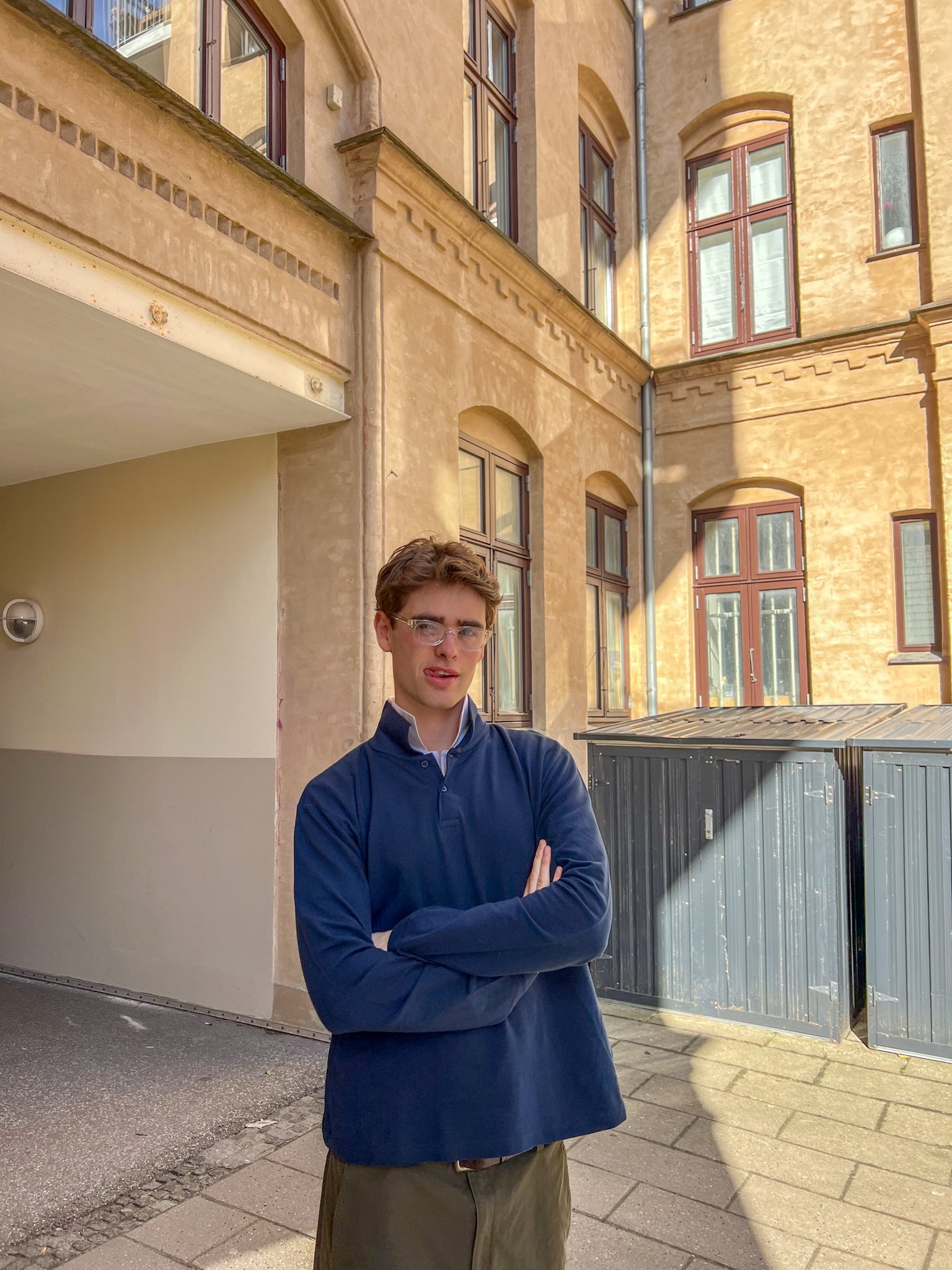 William er 188 cm høj og bruger størrelse L. | mørkeblå