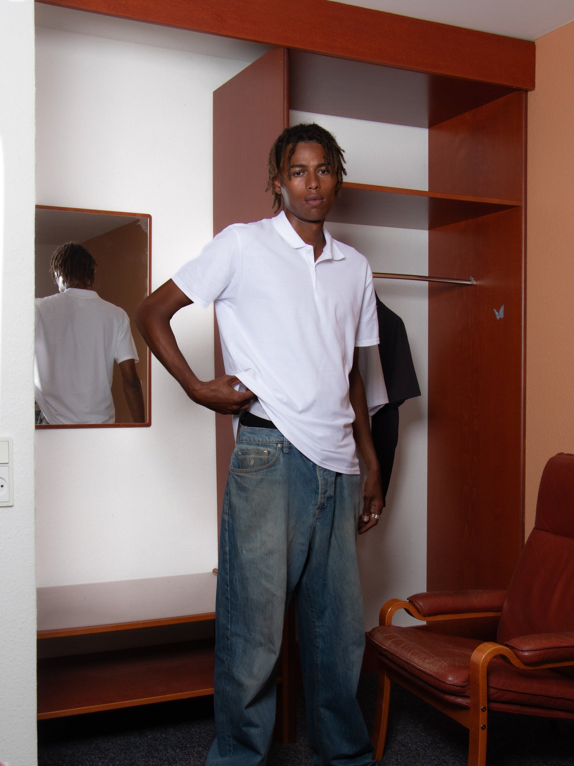 Youssouf er 189 cm høj og bruger størrelse L. | hvid