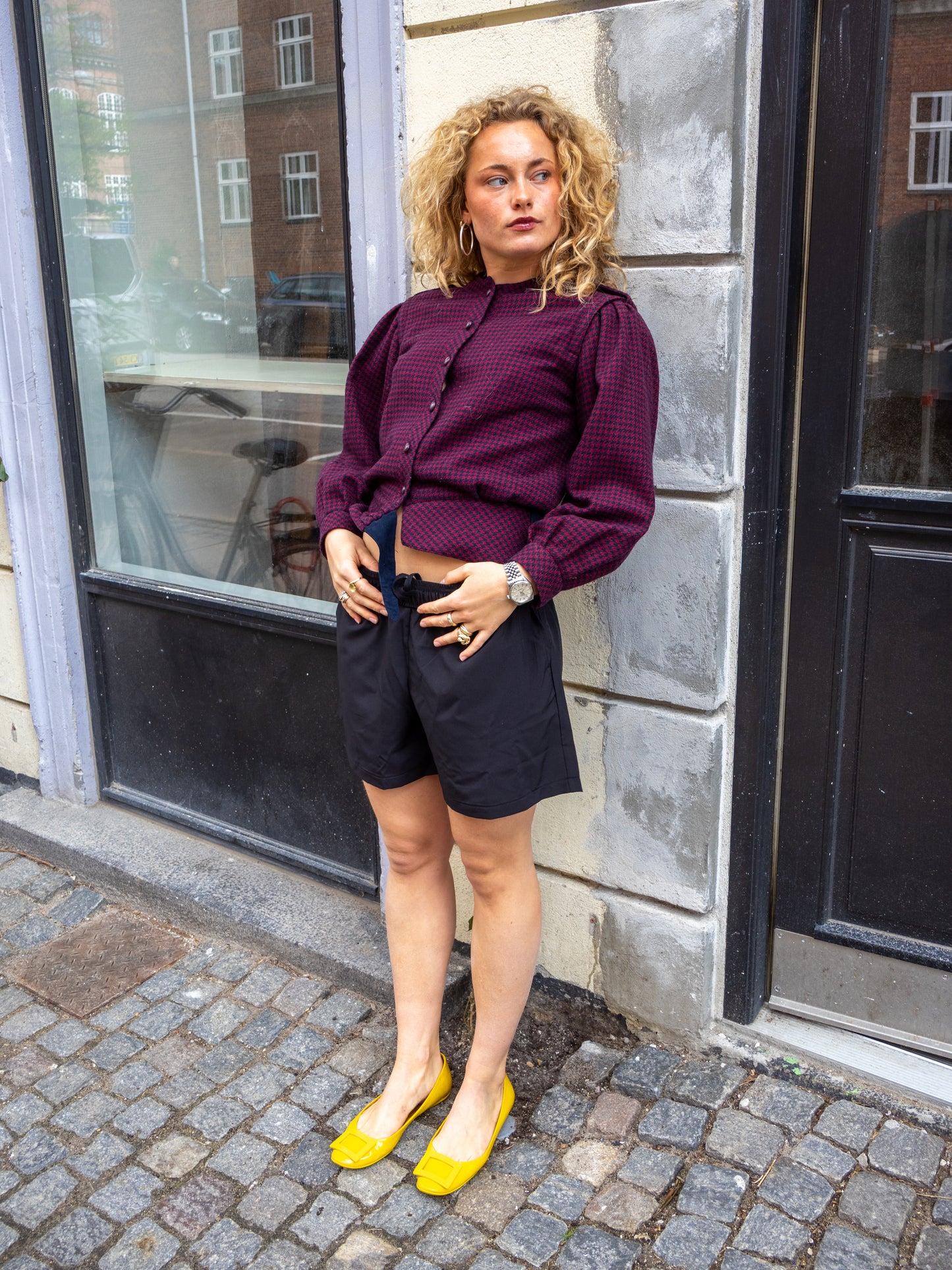 Cecilie er 167 cm høj og bruger størrelse S. | sort