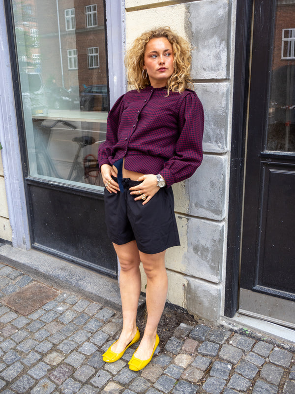 Cecilie er 167 cm høj og bruger størrelse S. | sort