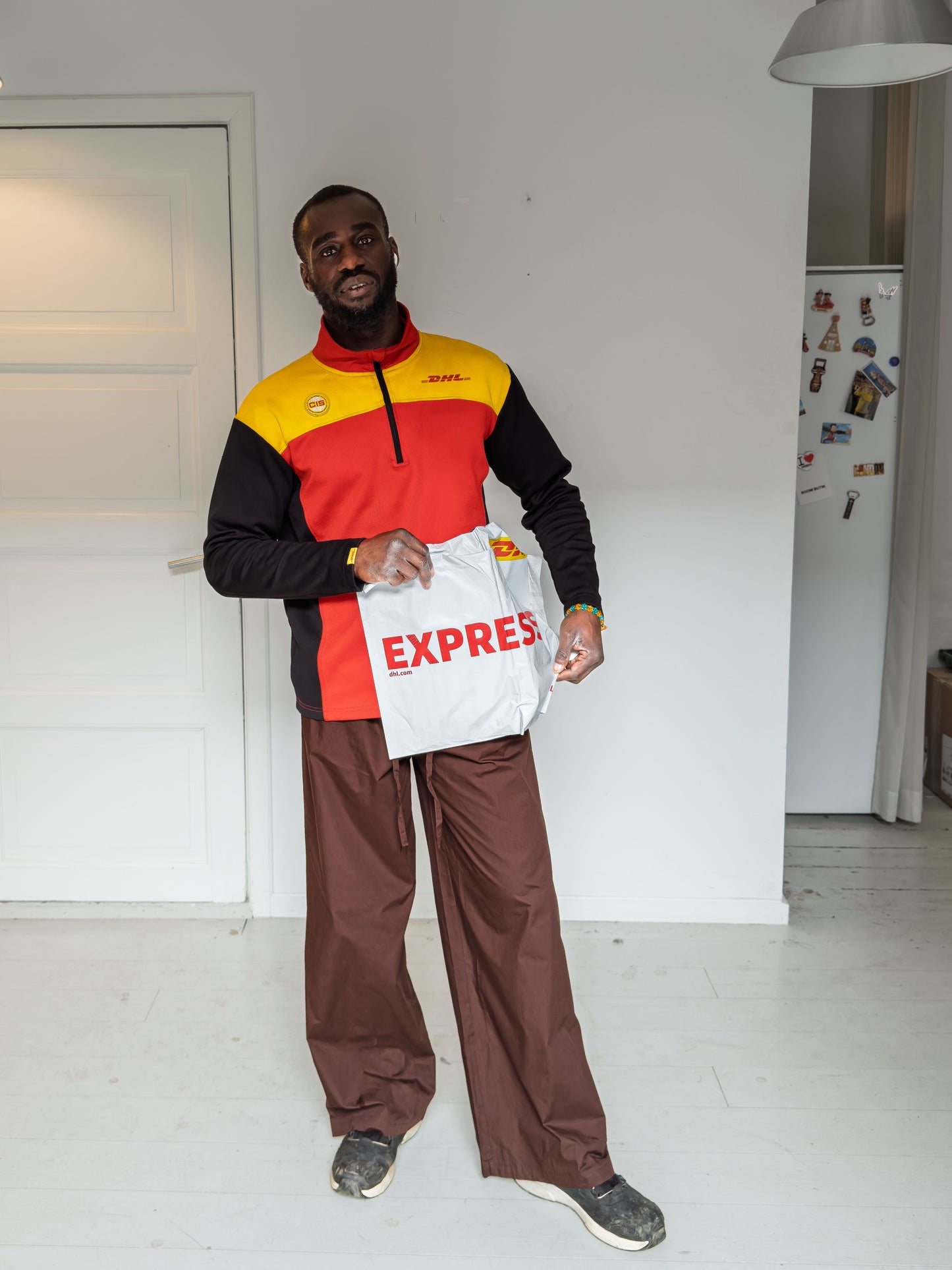 Ari er 188 cm høj og bruger størrelse XL.  | mørkebrun