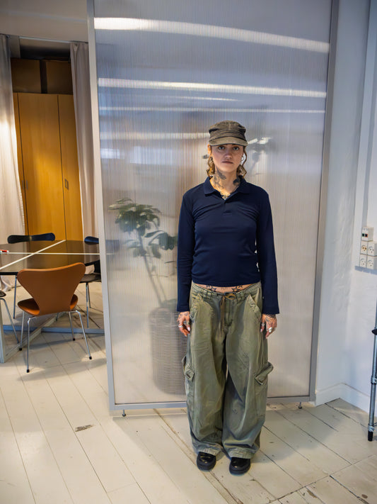 Astrid er 165 cm høj og bruger størrelse XXS. | mørkeblå