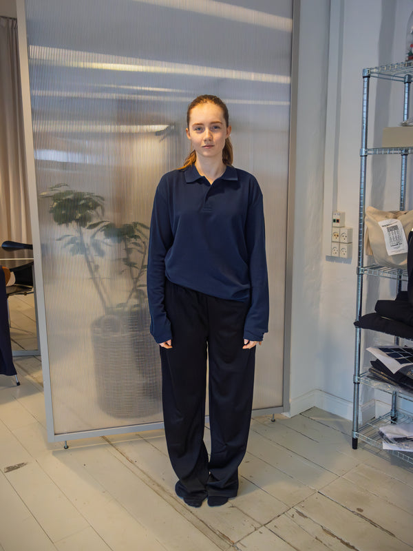 Philippa er 165 cm høj og bruger størrelse M. | mørkeblå