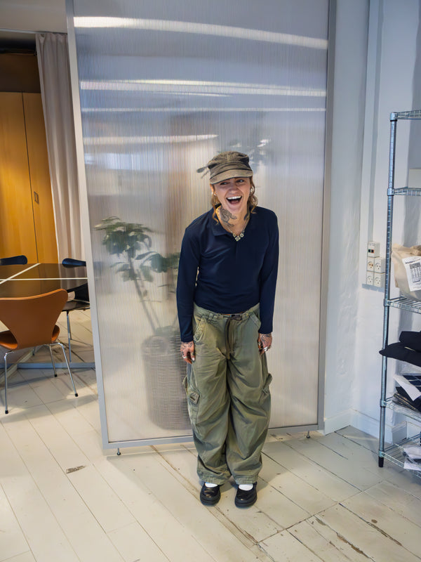 Astrid er 165 cm høj og bruger størrelse XXS. | mørkeblå