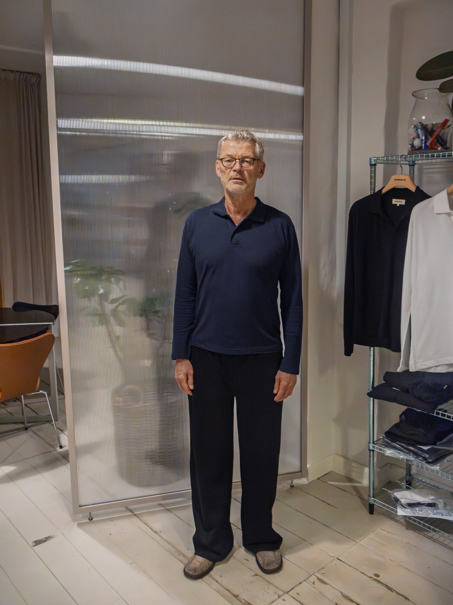 Jens er 186 cm høj og bruger størrelse L. | mørkeblå