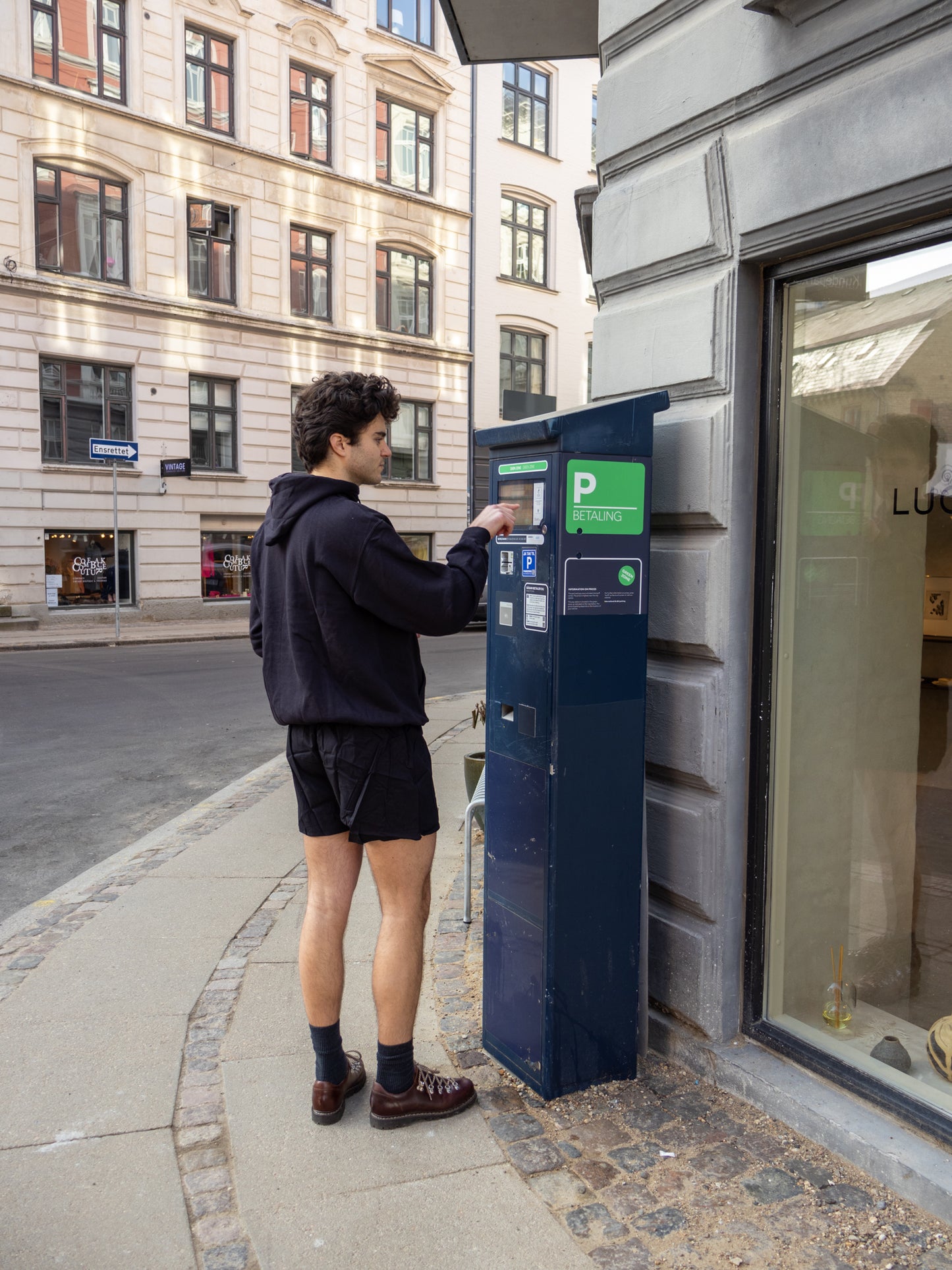 Boris er 183 cm høj og bruger størrelse L. | sort