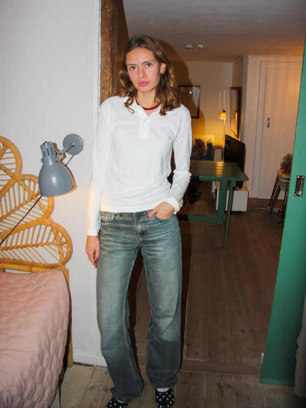 Clara er 175 cm høj og bruger størrelse XS. | hvid