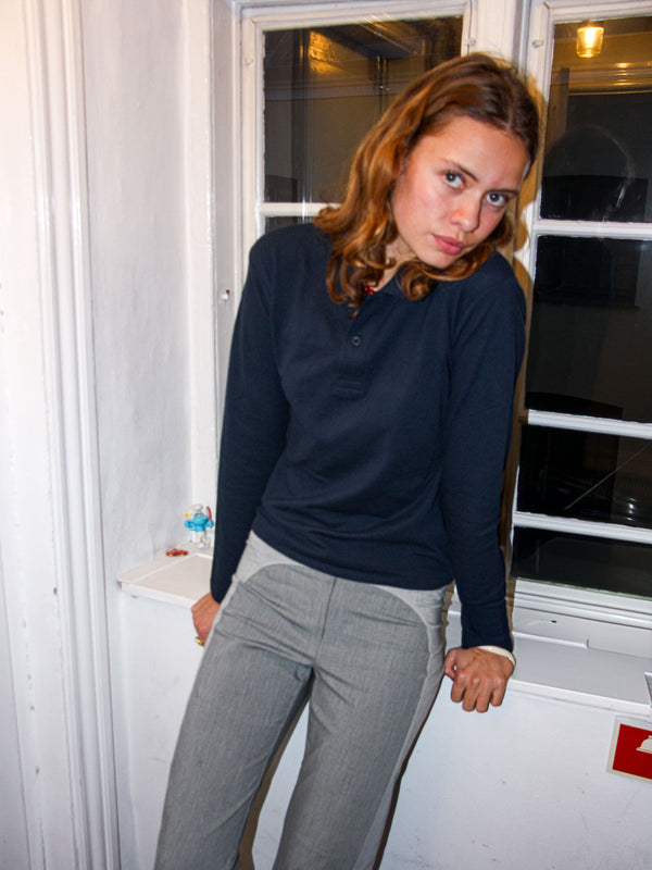 Clara er 175 cm høj og bruger størrelse XS. | mørkeblå