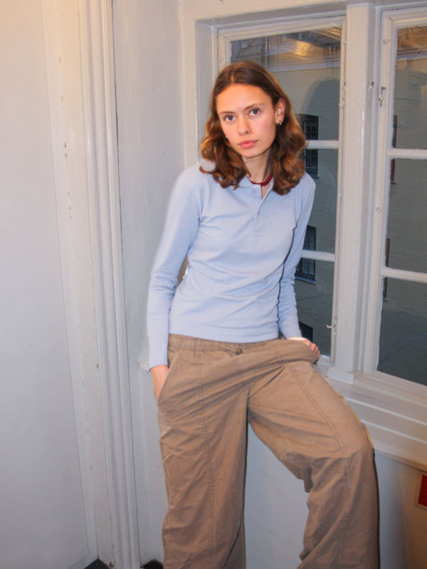 Clara er 175 cm høj og bruger størrelse XS. | lyseblå