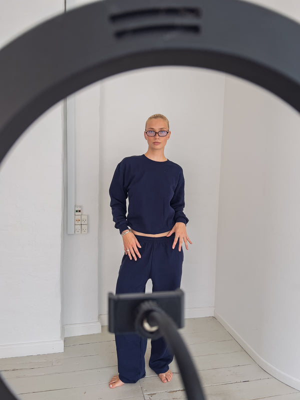 Sofia er 173 cm høj og bruger størrelse M. | mørkeblå