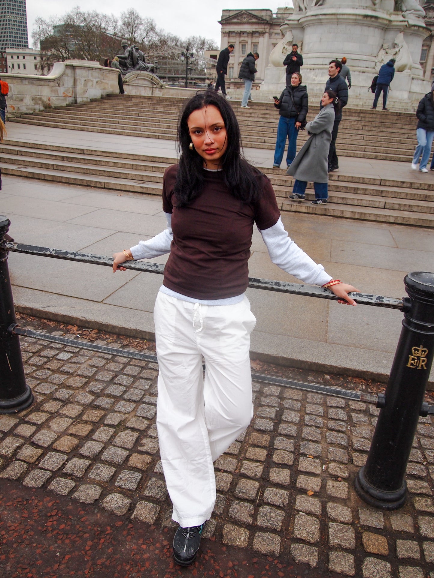 Jessica er 175 cm høj og bruger størrelse S. | grå