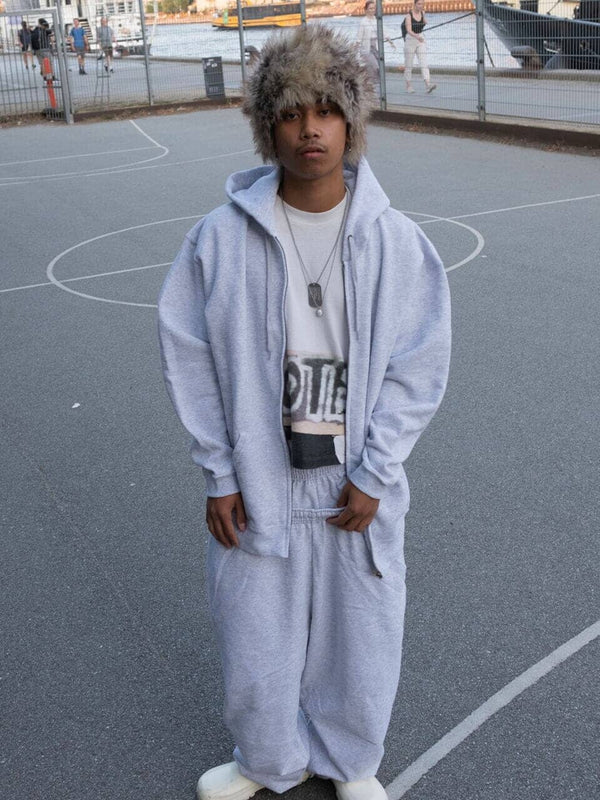 Brandon er 172 cm høj og bruger størrelse L. | grå
