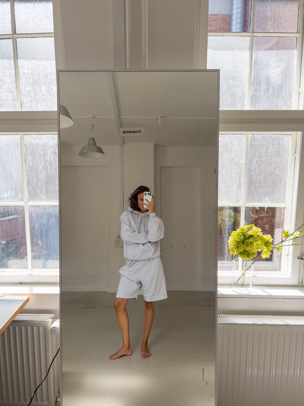 Emma er 173 cm høj og bruger størrelse M. | grå