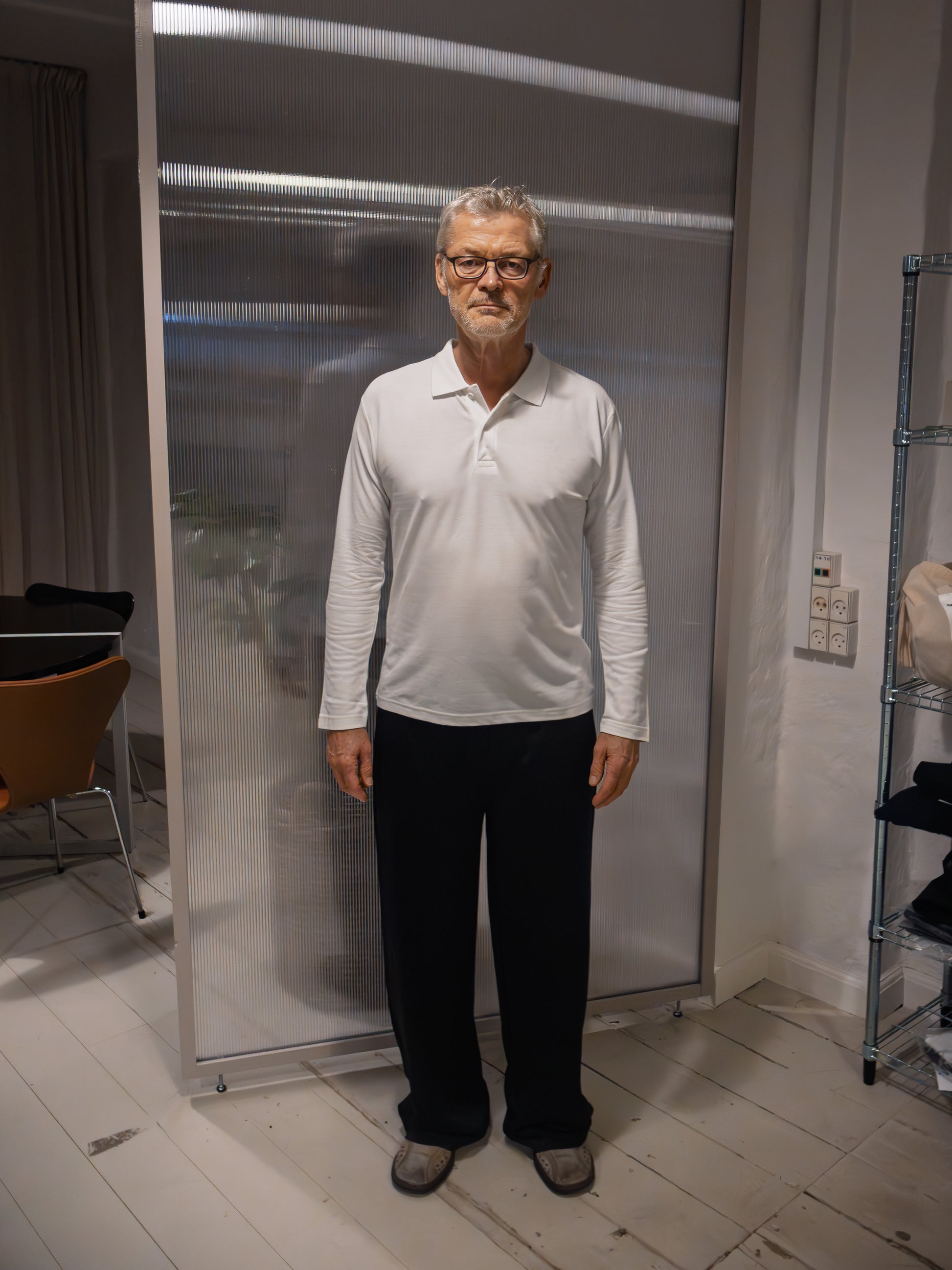 Jens er 186 cm høj og bruger størrelse L. | hvid