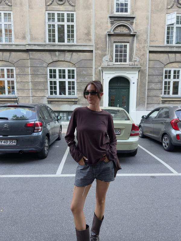 Rose er 176 cm høj og bruger størrelse M. | mørkebrun